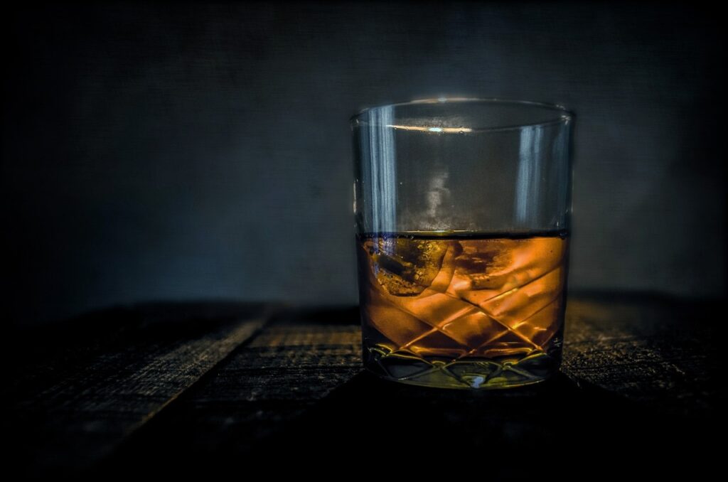 whiskey, bar, alcohol-315178.jpg